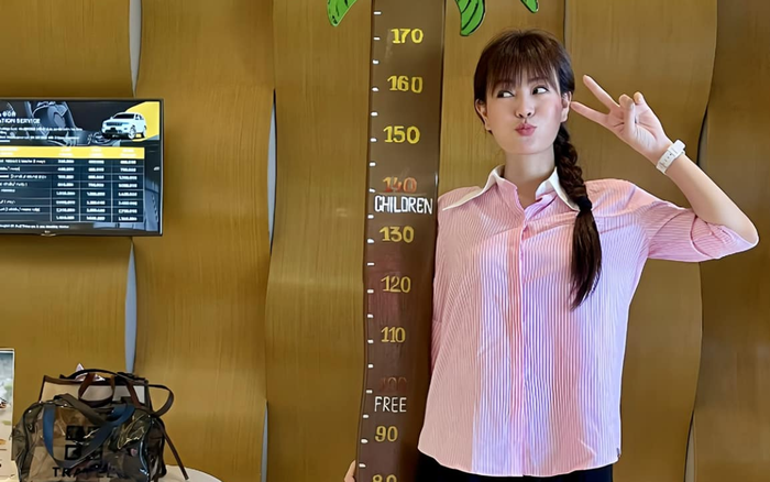 Thanh Hương thắt bím tóc gọn gàng, diện áo sơ mi hồng 'hack tuổi' như gái đôi mươi. Ảnh: FBNV