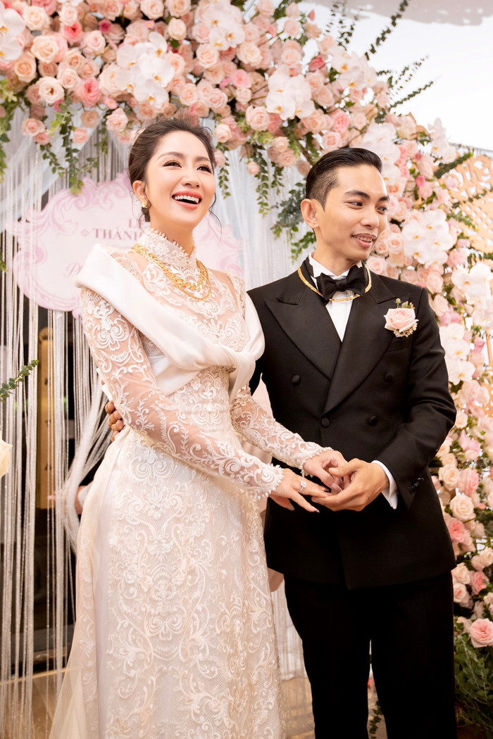 Khánh Thi - Phan Hiển: 'Lấy vợ xong tôi mua ly cà phê cũng phải xin tiền vợ' Ảnh 1