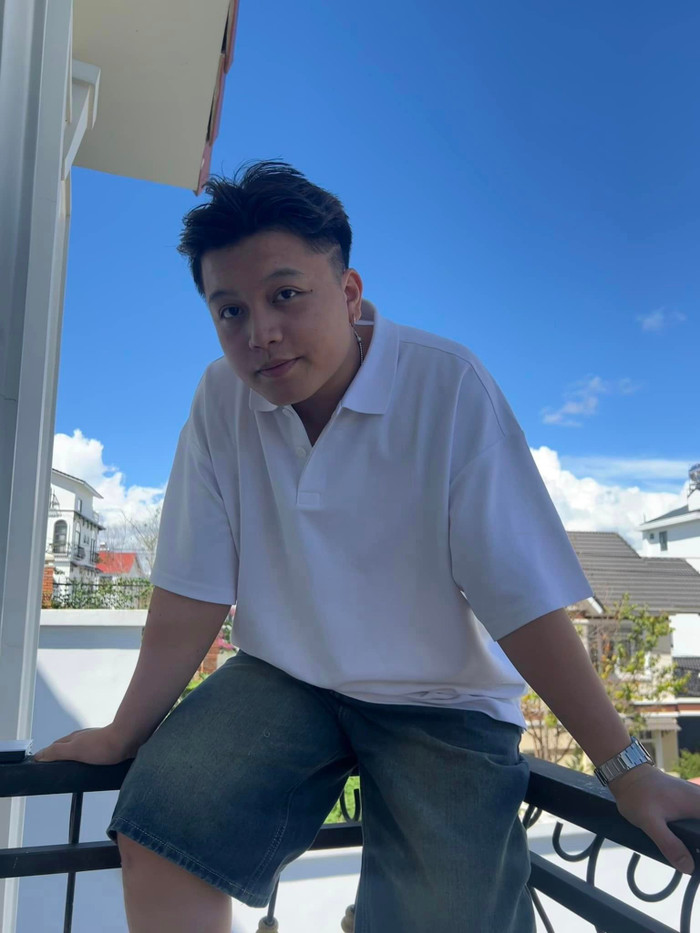 Nam ca sĩ sinh năm 2000 là chủ nhân loạt 'hit' đình đám, thu hút giới trẻ trên mạng xã hội.