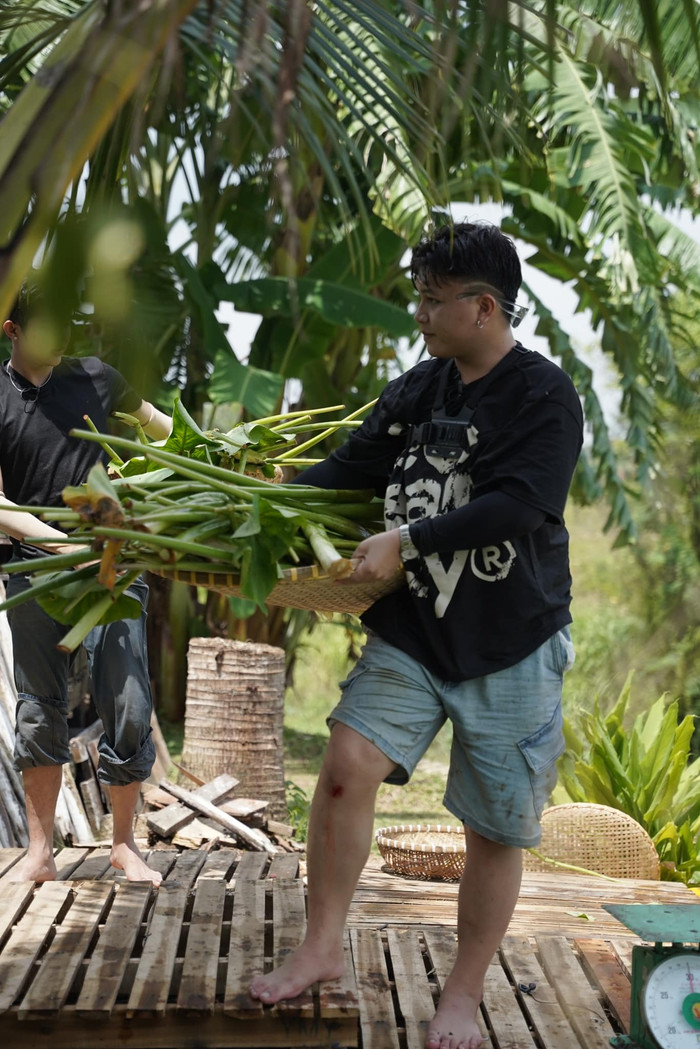 Ca sĩ DatKaa - chủ nhân 'hit' Hạ còn vương nắng bất ngờ thông báo đã có con đầu lòng sau nửa năm kết hôn.