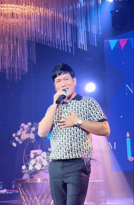 Nam ca sĩ nổi tiếng một thời hát tiệc thôi nôi, dân mạng nhận xét: 'Thấy lạ hoắc luôn' Ảnh 5