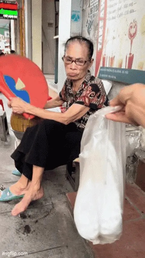 Sau 30 năm thất lạc, con gái nuôi tìm thấy người mẹ đã già, mắt kém, suýt không nhận ra con Ảnh 3