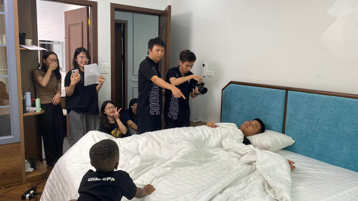 Quang Linh Vlog thể hiện sự hoà đồng, không ngần ngại 'lăn xả' vì công việc. Ảnh: FBNV