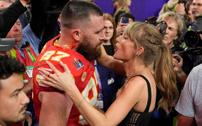 Bạn trai cầu thủ của Taylor Swift chiến thắng cuộc thi hát Ảnh 2