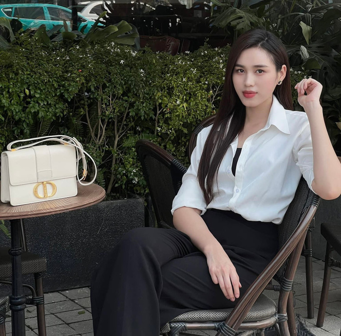 Xuống phố uống cafe, Đỗ Thị Hà theo đuổi phong cách tổng tài khi khoác trên người mẫu quần tây đen, áo sơ mi trắng đóng thùng chỉnh tề. Cô kết hợp thêm chiếc túi hiệu màu trắng trị giá hơn 90 triệu đồng.