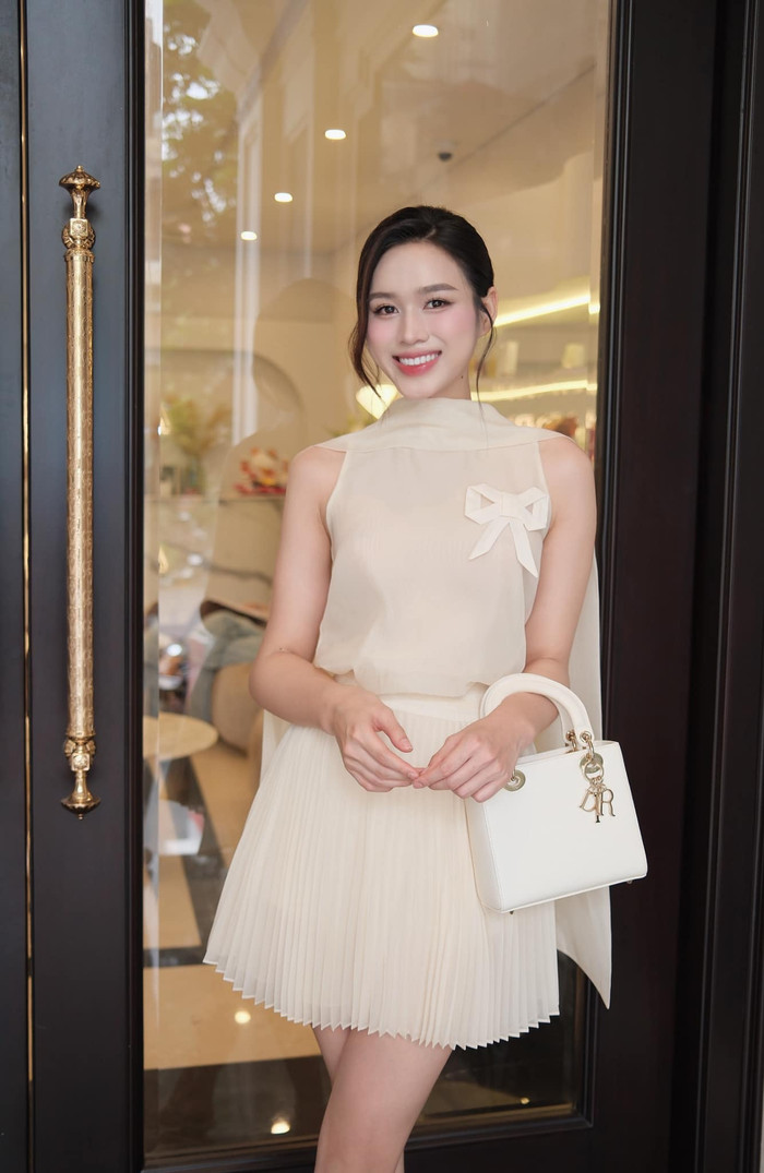 Ở một lần đi làm, Đỗ Thị Hà diện mẫu váy xoè, form dáng cổ yếm được làm từ chất liệu mềm mại, bay bổng. Hoa hậu Việt Nam 2020 còn phối cùng mẫu túi xách đến từ 'nhà mốt' đình đám đang có Jisoo (BLACKPINK) làm đại sứ thương hiệu. Món phụ kiện này được bán với mức giá hơn 180 triệu đồng.