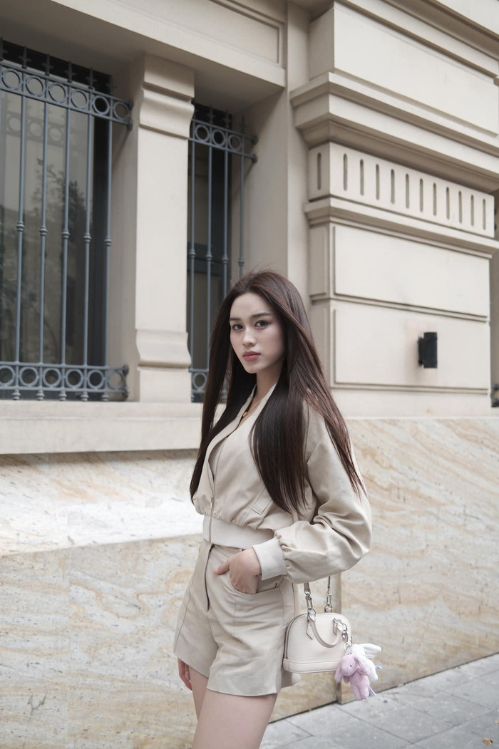 Tại một khoảnh khắc khác, Đỗ Thị Hà 'sáng bừng' nhan sắc tiên tỷ trong set váy áo màu nâu nhạt. Cô còn khéo léo để tóc duỗi thẳng, óng mượt tăng thêm phần nữ tính. Để tổng thể thêm phần ấn tượng, Đỗ Thị Hà phối cùng mẫu túi hiệu đồng màu, trị giá khoảng 45 triệu đồng.