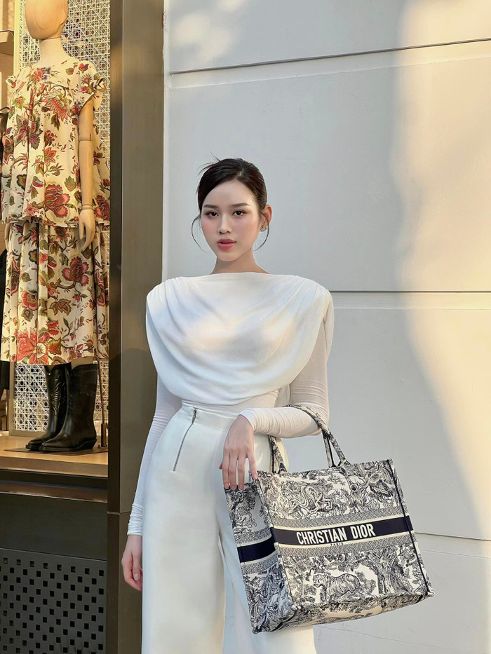 Đỗ Thị Hà từng khiến công chúng xuýt xoa ghen tị khi diện mẫu túi xách cỡ lớn, hoạ tiết bắt mắt, đan xen giữa hai tông màu đối lập đen - trắng. Giá bán của món phụ kiện này lên đến gần 100 triệu đồng.