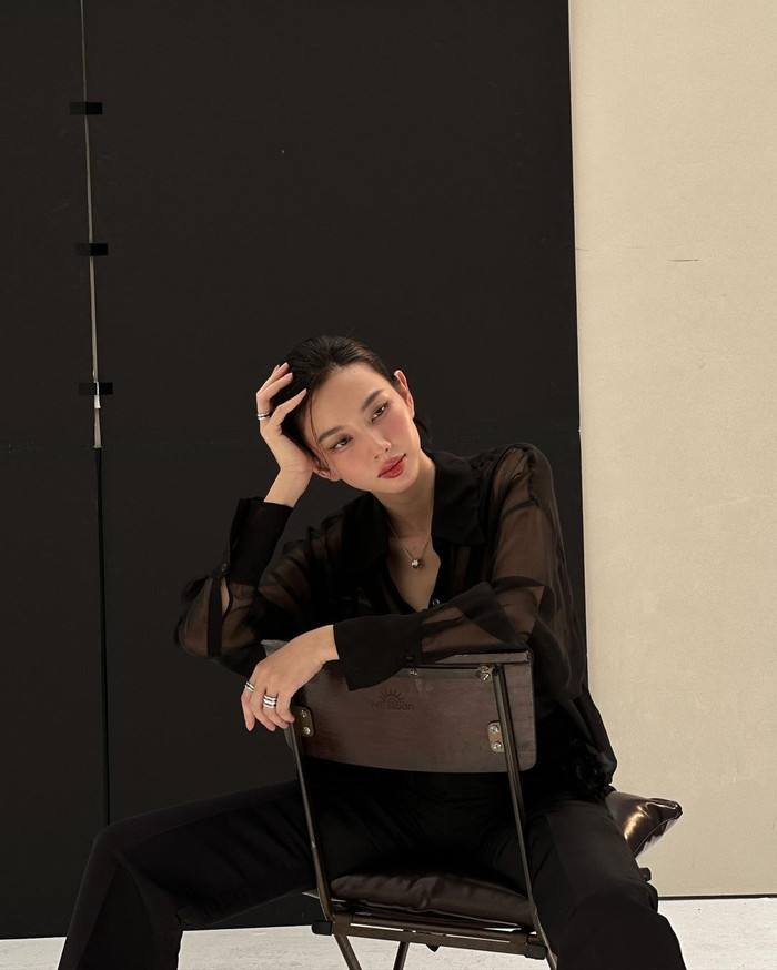 Ngày 14 tháng 6, Nguyễn Thúc Thùy Tiên chính thức hoàn thành chương trình Thạc sĩ ngành Quản trị nhà hàng - khách sạn (Executive Master of Hospitality Management) của trường Đại học Quản trị du lịch - khách sạn Thụy Sĩ (SHMS University Center). Lượt xem dòng thời gian, không ít khán giả bất ngờ bởi độ thăng cấp gu ăn vận tương đồng với danh hiệu của cô. Nhiều ý kiến cho rằng Thùy Tiên đã chịu đầu tư hình ảnh bản thân hơn khi thêm vào nhiều items đắt xắt ra miếng. 