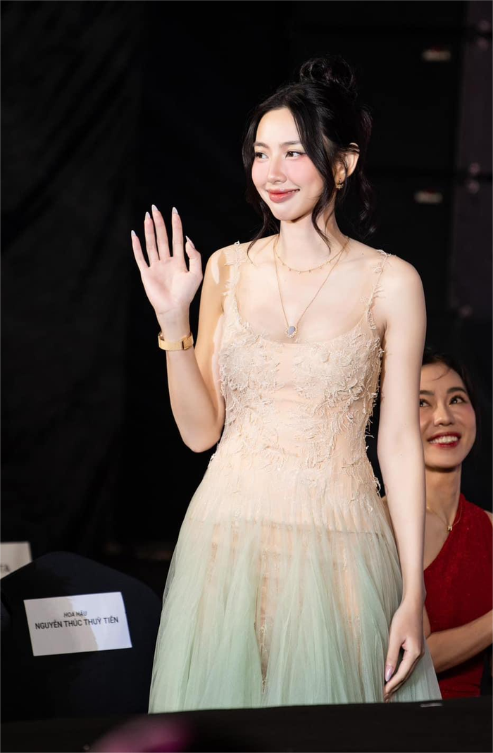 Hoa hậu Thùy Tiên trở thành tâm điểm tại buổi họp báo công bố thí sinh Miss Grand Vietnam 2024. Thời khắc vinh danh thành viên ban giám khảo, cô được giới thiệu với chức phận Thạc sĩ Nguyễn  Thúc Thùy Tiên - Miss Grand International 2021.