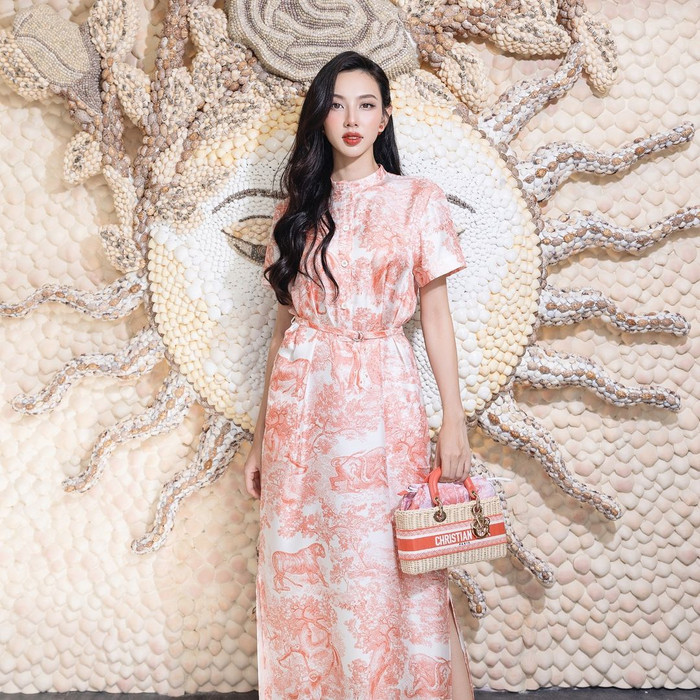 Hoa hậu Thùy Tiên nhận lời mời tham dự dạ tiệc Dioriviera do nhà mốt tổ chức tại Hội An. Phù hợp bối cảnh, nàng hậu chọn cho mình bộ cánh tiểu thư phom dài nhuộm ngập hoa văn toile de jouy soleil motif. Được biết, thiết kế được may đo trên nền chất liệu denim phối cotton có giá hơn 110 triệu đồng. Hưởng ứng tinh thần, người đẹp sắm mẫu túi Dioriviera Lady D - Joy bản vừa được trình làng với giá hơn 160 triệu đồng. Thuận tiện cho việc di chuyển, Thùy Tiên diện mẫu dép hở ngón Dior Revolution Slides nhún bèo điệu đà. Được biết, thiết kế được trình làng giới mộ điệu với khung 18 triệu đồng.  