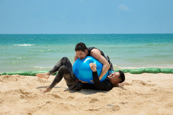 Các chàng trai tham gia trò chơi vận động ở tập 2 Đảo Thiên Đường.