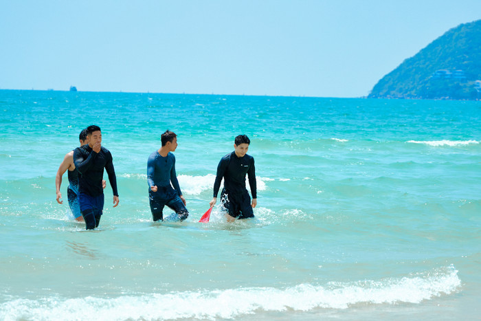 Cheon Minuk giành chiến thắng ở phần thi cướp cờ ngoài biển.