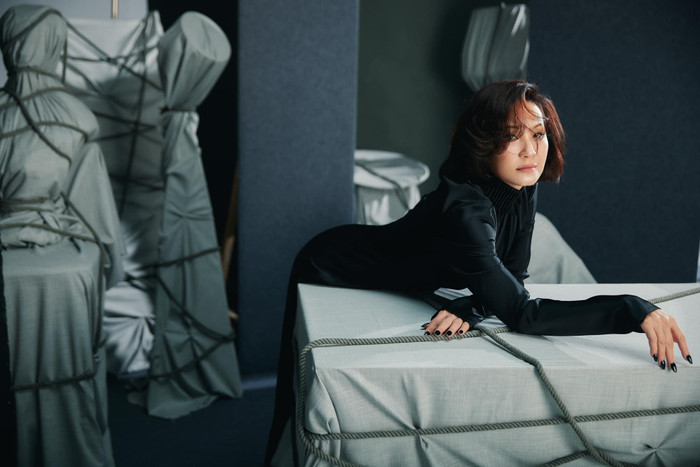 NS Hồng Đào tạo dáng khoe đường cong quyến rũ.