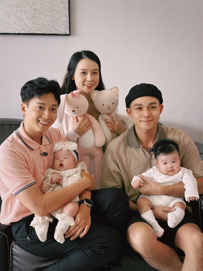 Ngô Kiến Huy và Jun Phạm đến thăm mẹ con của Sam.