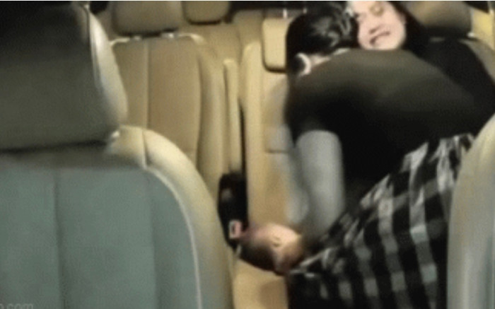 Khoảnh khắc nữ điều dưỡng cấp cứu em bé trên xe taxi.