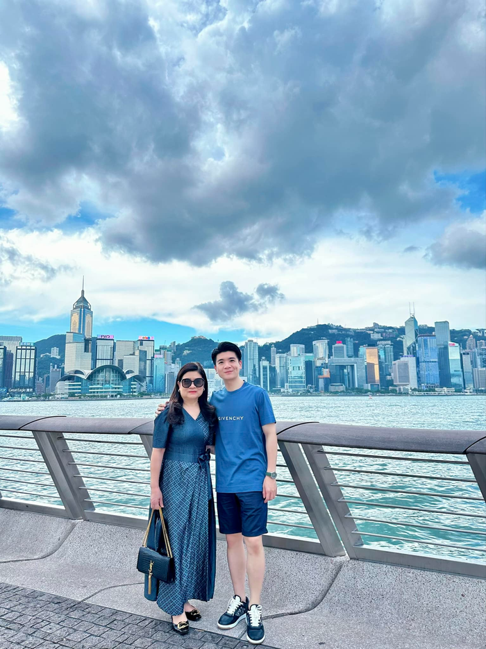 Mẫu túi YSL Kate Medium Tassel in Crocodile-Embosssed leather là một trong món đồ thường xuyên xuất hiện cùng 'phu nhân' nhà Bầu Hiển nhờ kiểu dáng sang trọng, gọn gàng có trị giá 105 triệu đồng. 