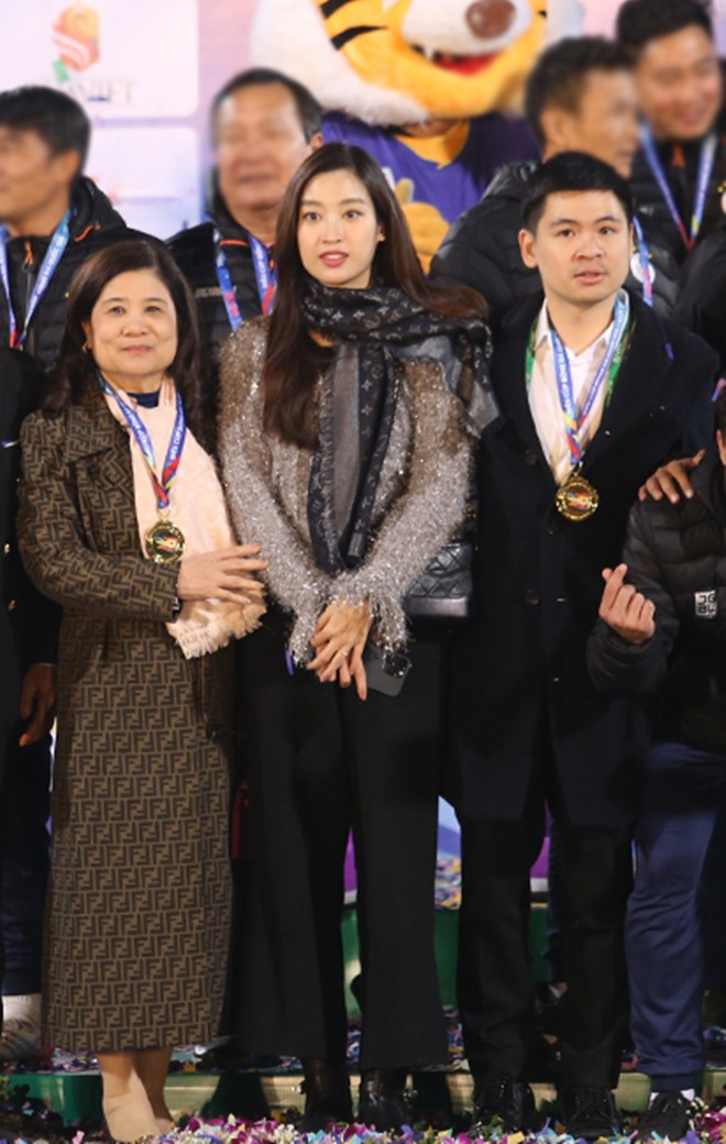 Mẹ chồng Đỗ Mỹ Linh là người rất yêu thương gia đình và chăm sóc, dạy dỗ con cái ngoan ngoãn được nhiều người ngưỡng mộ. Dù có kinh nghiệm trong lĩnh vực tài chính, bà Thanh Hòa vẫn chọn cách đứng bên ngoài công ty, để chồng và con trai tự quản lý tập đoàn. Ngoài ra, mẹ thiếu gia Đỗ Vinh Quang cũng rất hòa thuận với con dâu. Đỗ Mỹ Linh từng chia sẻ rằng mẹ chồng là người hỗ trợ, chỉ dạy để cô có thể thích nghi với nếp sống gia đình chồng. 