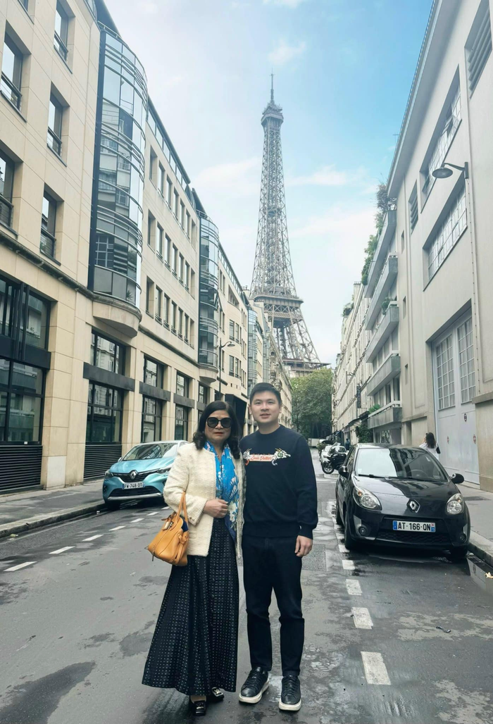 Mới đây, chồng Đỗ Mỹ Linh vừa đăng tải hình ảnh du lịch tại Pháp cùng mẹ. Theo anh chàng chia sẻ, đã lâu hai mẹ con mới có dịp rủ nhau 'tách lẻ' đi chơi. Đáng chú ý, mẹ chồng của Hoa hậu Việt Nam 2016 diện đồ đơn giản nhưng chiếc túi bà đeo trên tay có dáng vẻ khá giống với túi Hermes Birkin Yellow 25 có trị giá khoảng 680 triệu (theo Collector Square). 