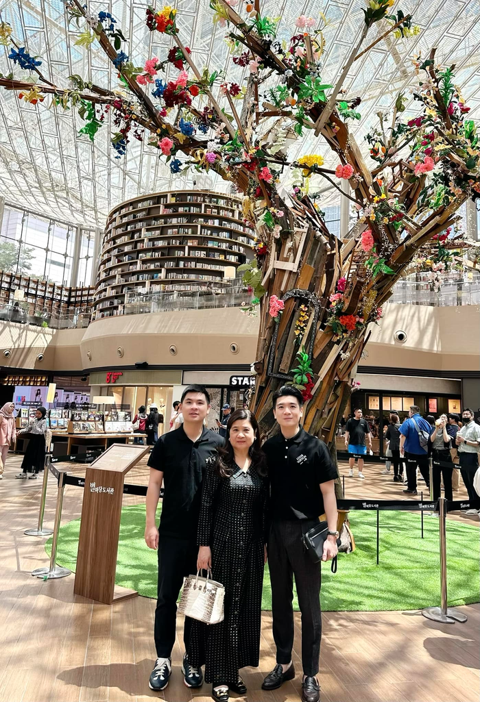 Mẹ chồng Đỗ Mỹ Linh là bà Lê Thanh Hòa, người phụ nữ hậu phương vững chắc của tập đoàn nghìn tỷ nhà Bầu Hiển. Với gia thế thuộc đẳng cấp thượng lưu, các món đồ hiệu mà mẹ chồng nàng hậu sử dụng cũng có trị giá cao ngất ngưởng. Trong hình, bà còn sưu tầm cả mẫu túi hiếm Hermes Himalaya Birkin (phiên bản không kim cương) có giá bán lẻ khoảng 5 tỷ đồng (theo , trong tình trạng mới. Mẫu túi này được xem là một trong món đồ 'định vị' được một phú bà thực sự. 