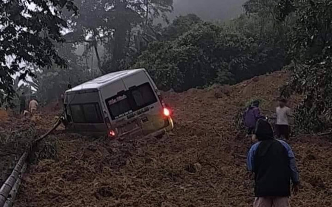 Xót xa hiện trường sạt lở vùi lấp xe khách ở Hà Giang, 9 người đã tử vong Ảnh 2