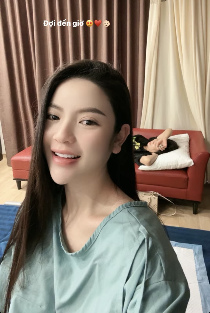 Mẹ Quang Hải túc trực chăm sóc con dâu trước khi 'vượt cạn'. Ảnh FBNV