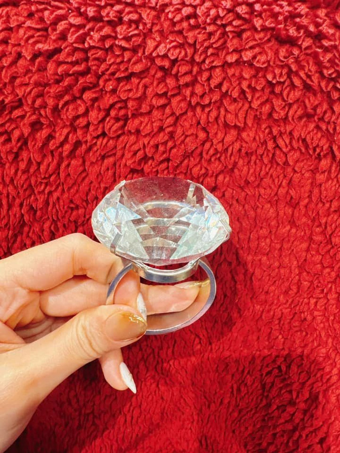 Cận cảnh chiếc nhẫn hột xoàn được người đặc biệt tặng Khánh Vân. 