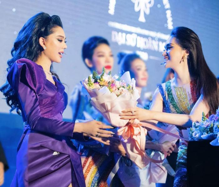 Lâm Khánh Chi - Hương Giang từng xảy ra xích mích vào năm 2016. Cả hai mất nhiều năm sau đó, mới có thể giải quyết mâu thuẫn và hàn gắn lại tình cảm chị-em.