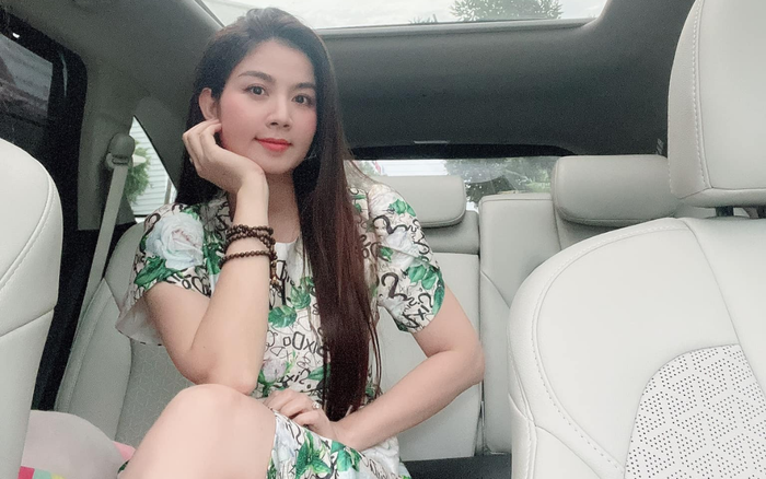 Kha Ly chăm diện đồ rộng, tạo dáng che bụng trước khi báo tin vui. Ảnh: FBNV