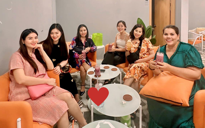 Kha Lý có những người bạn thân thiết luôn bên cạnh. Ảnh: FBNV