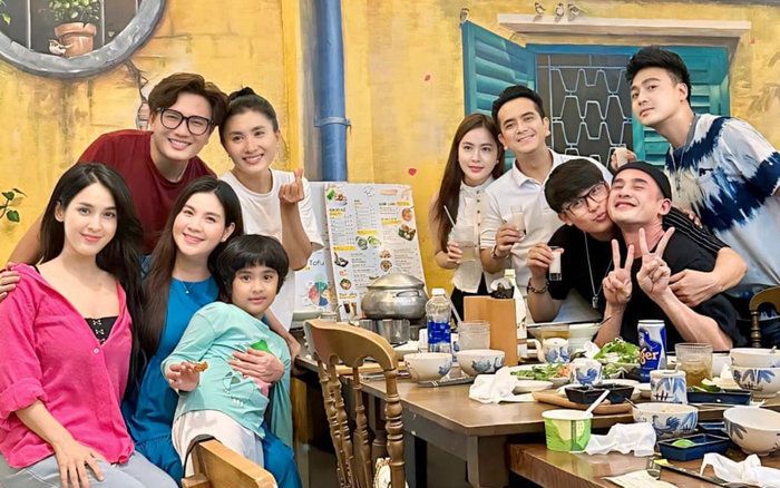 Những người bạn của Kha Ly đều ra sức truyền kinh nghiệm, tư vấn nữ diễn viên về mọi thông tin trong lần đầu cô làm mẹ. Ảnh: FBNV