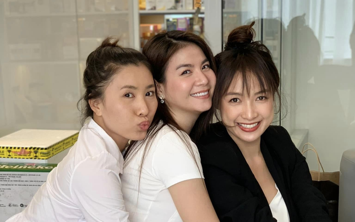 Kha Ly thoải mái khoe mặt mộc cùng hội chị em thân thiết. Ảnh: FBNV