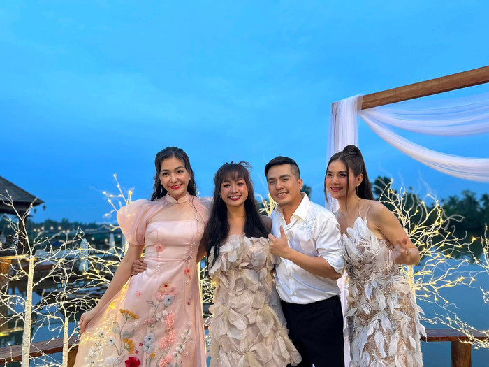 Khi mới mang thai, Kha Ly vẫn tự tin mặc đồ bó sát khoe vóc dáng thon gọn. Ảnh: FBNV