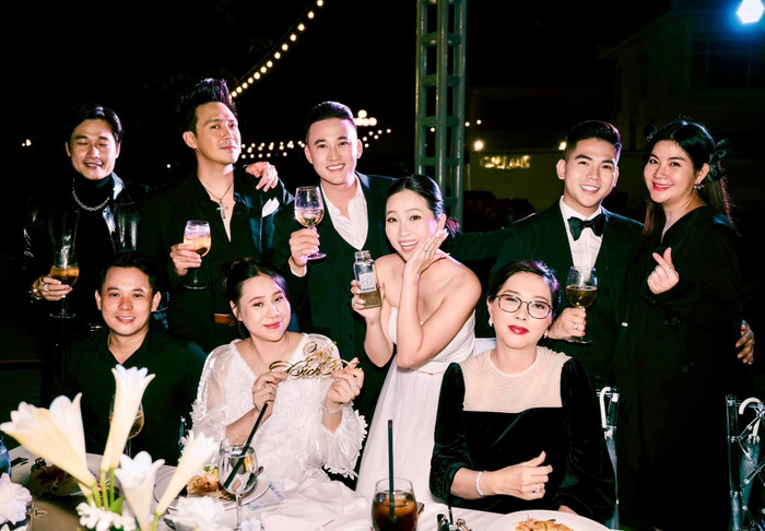 Kha Ly được đồng nghiệp yêu mến, quan tâm khi vác bụng bầu xuất hiện cùng ông xã. Ảnh: FBNV