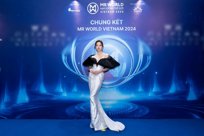 Lương Thùy Linh cũng chọn trang phục với tone màu đen trắng. Với thiết kế 'sang hết phần thiên hạ', nàng hậu được nhận xét như một 'nữ thần' giữa một chương trình toàn quý ông.