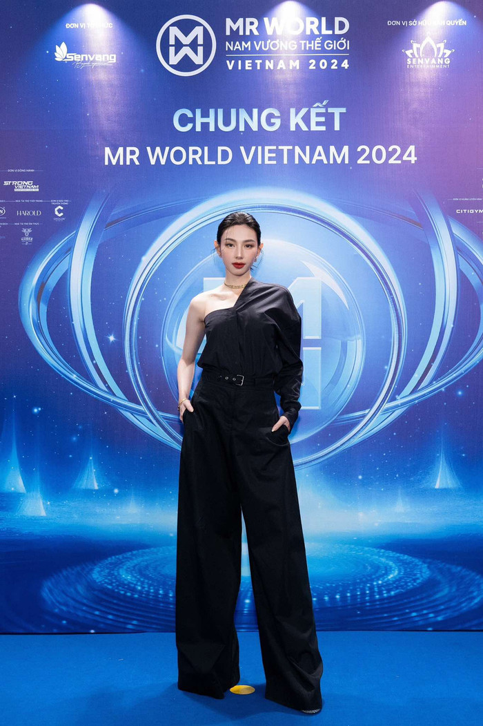 Hoa hậu Thùy Tiên xuất hiện với tạo hình rất đúng format của cuộc thi về Mr. Người đẹp thu hút với bộ cánh rất nam tính, nhưng vẫn để lộ phần vai để thể hiên đôi chút vẻ nữ tính, quyến rũ. Được biết, bộ trang phục này đã từng được Hoa hậu Thùy Tiên diện ở một buổi chụp hình cho tạp chí cách đây không lâu.