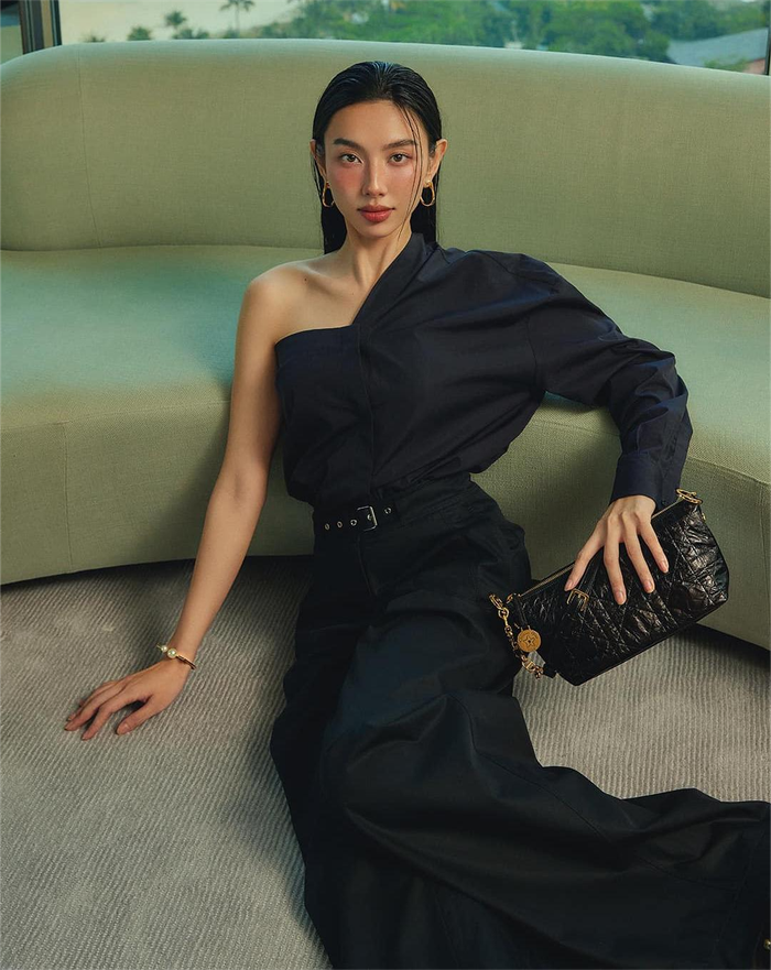 Thực tế, Hoa hậu Thùy Tiên đã diện lại đồ cũ từ hồi tháng 4 năm nay. Sau nhiệm kì Miss Grand International 2021, Nguyễn Thúc Thùy Tiên không chỉ lọt vào “mắt xanh” của nhiều nhà làm phim mà còn thăng hạng vị thế trong giới thời trang quốc nội. Giữ vai trò nhân vật chính cho lookbook, cả thần thái lẫn sắc vóc của mỹ nhân sinh năm 1998 đều nhận lời khen từ giới mộ điệu. &nbsp;