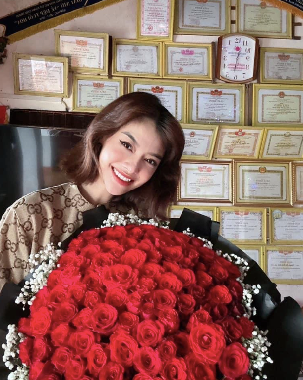 Mỹ nhân sinh năm 2000 thường xuyên khoe quà vào những ngày đặc biệt. 