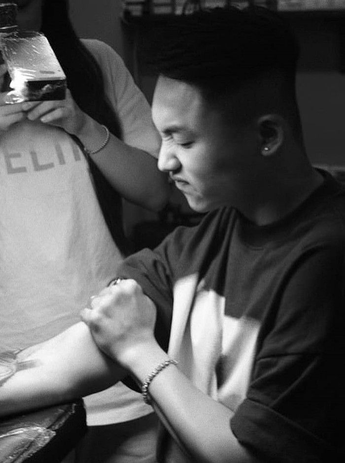 Một người đàn ông xăm hình Xoài Non lên tay, danh tính gây bất ngờ Ảnh 3