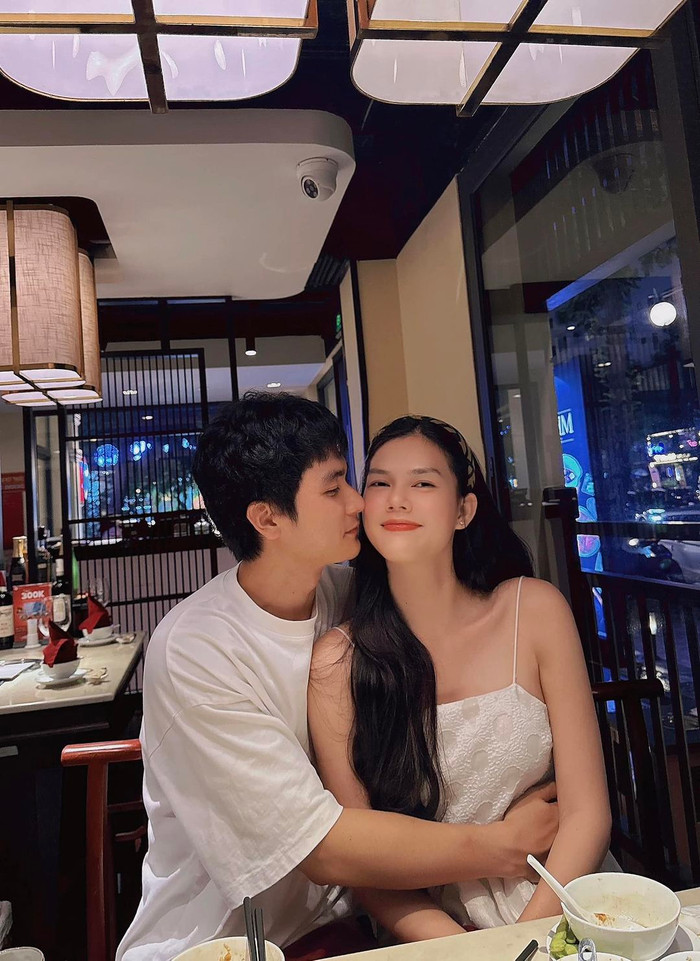 Ngọc Trinh được chồng cưng chiều hết mực sau khi mang thai con đầu lòng. 