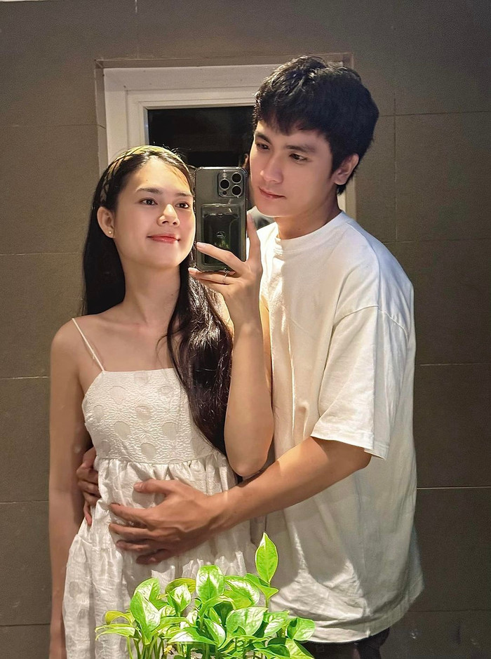 Dù đang ở những tháng của thai kì, thế nhưng 'mẹ bầu' vẫn giữ được vóc dáng thon gọn cùng gương mặt xinh đẹp.