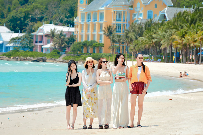 Các cô gái tham gia ủng hộ các chàng trai trong trò chơi vận động.