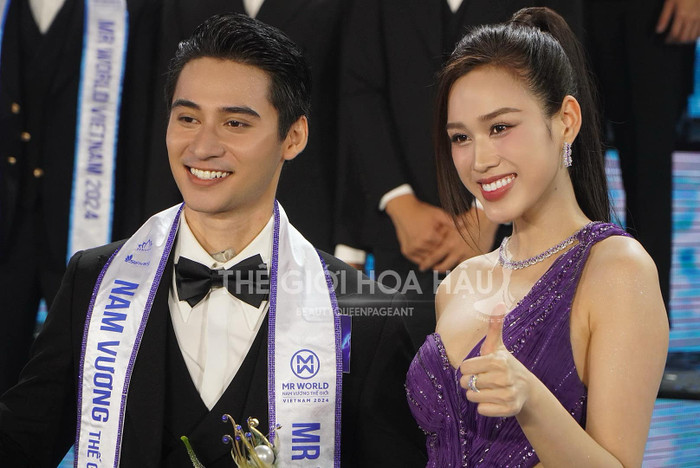 Tuấn Ngọc và Đỗ Thị Hà phát sáng sau khoảnh khắc đăng quang. Ảnh: Thế giới Hoa hậu. 