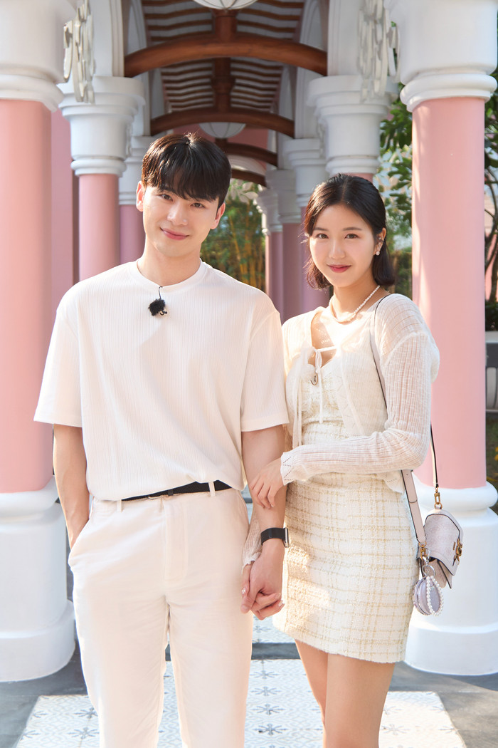 Minuk và Lee Hooyeon được cho là sẽ trở thành cặp đôi đầu tiên của chương trình Đảo Thiên Đường