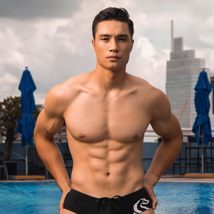 Trần Mạnh Kiên sở hữu sắc vóc cùng học vấn nổi trội.