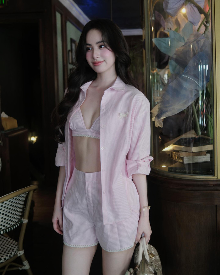 Hương Liên có tài khoản hơn 100 nghìn người theo dõi. Trên trang cá nhân, người đẹp quê Hà Nam thường xuyên khoe vóc dáng nóng bỏng với loạt bộ cánh thời thượng.