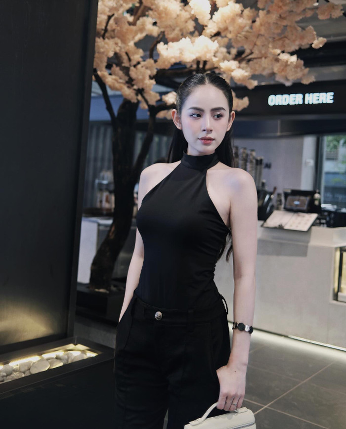 Tuy nhiên, gần nửa năm nay, Hương Liên và Tuấn Ngọc không còn tương tác với nhau trên mạng xã hội lẫn chụp ảnh cùng. Điều này dấy lên tin đồn cả hai đã đường ai nấy đi. 