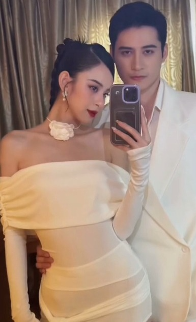 Phạm Tuấn Ngọc có bạn gái tên Hương Liên. Cả hai quen nhau khi thi cùng cuộc thi người mẫu. Hương Liên hé lộ bạn trai đã ngỏ lời đến 3 lần, người đẹp mới đồng ý hẹn hò. “Trong suốt năm qua em nhận được 3 lần tỏ tình của anh. Có quá nhiều chuyện xảy ra xung quanh chúng ta nhưng đến cuối cùng vẫn là của nhau. Em không tin vào định mệnh cho đến khi gặp anh và anh yêu em”, bạn gái Nam vương chia sẻ. 