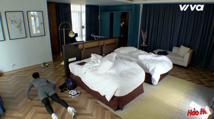 Hà An Huy cũng chọn cách hít đất tương tự mỹ nam Hàn Quốc.