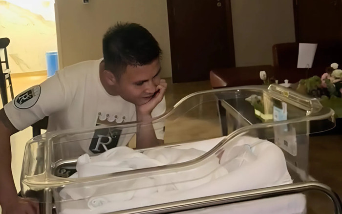 Vợ Quang Hải tiết lộ ảnh chồng say sưa ngắm con trai đầu lòng vừa ra đời Ảnh 2